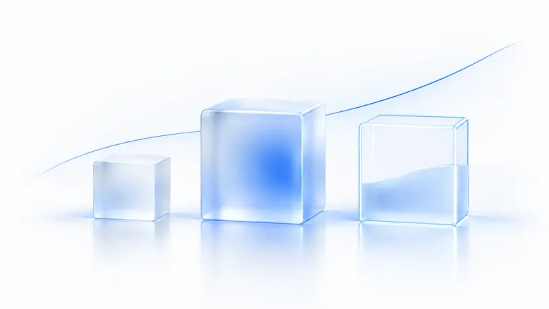 Trois blocs de verre translucides de tailles différentes, le dernier en partie rempli de bleu pâle.
